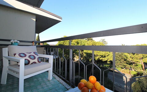 Catullo 18 Apartment, Garda Lake, Jacuzzi, Fitness: Lucht, Gebouw, Veranda, Schaduw, Huis, Buitenmeubels, Vrije Tijd, Hek, Onroerend Goed, Boom