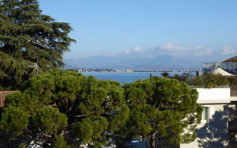 Catullo 18 Apartment, Garda Lake, Jacuzzi, Fitness: Lucht, Water, Wolk, Berg, Meer, Boom, Landschap, Horizon, Stad, Heuvel Station