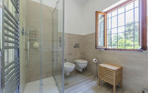 Camaiore House With Pool, La Casa Dei Ricci: Eigendom, Meubilair, Gebouw, Loodgieterswerkinrichting, Venster, Comfort, Hout, Badkamer, Interieur Ontwerp