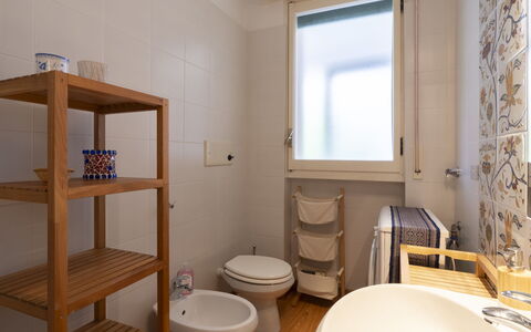 Bolla sul Mare: Eigendom, Loodgieterswerkinrichting, Gebouw, Hout, Wc Bril, Venster, Plank, Interieur Ontwerp, Verdieping, Flooring
