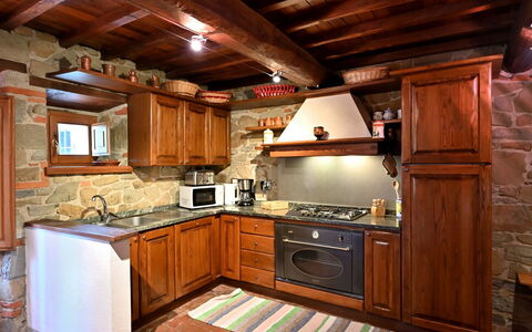 Villa Sette Ponti Levante: Countertop, Cabinetry, Eigendom, Toestel Van De Keuken, Keuken, Fornuis, Hout, Lade, Interieur Ontwerp, Huishoudapparatuur