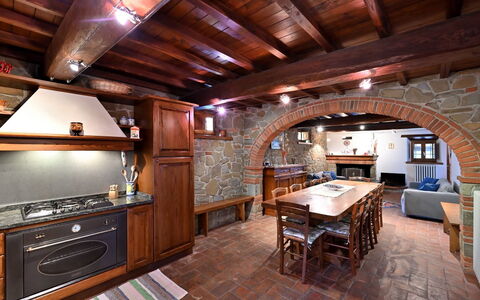 Villa Sette Ponti Levante: Meubilair, Eigendom, Tafel, Cabinetry, Stoel, Hout, Gebouw, Interieur Ontwerp, Lade, Flooring