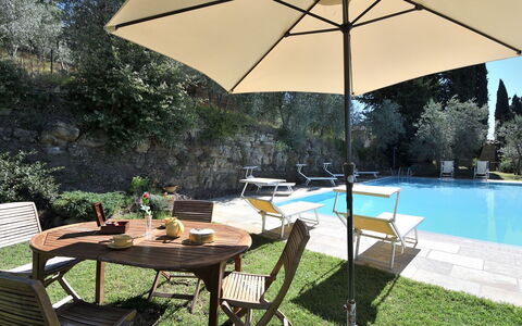 Villa Sette Ponti Levante: Water, Fabriek, Meubilair, Tafel, Eigendom, Gebouw, Stoel, Paraplu, Boom, Buitenmeubels