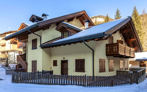 Canazei 275: Huis, Dak, Deur, Verblijf, Huis, Helling, Balkon, Verf, Siding, Bergdorp