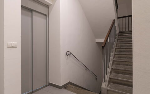 Atelier la Scala: Gebouw, Trap, Hout, Huis, Flooring, Samengesteld Materiaal, Hardwood, Deur, Venster
