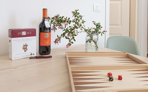 Atelier la Scala: Fles, Tafel, Product, Fabriek, Wijn, Deur, Hout, Tableware, Rechthoek
