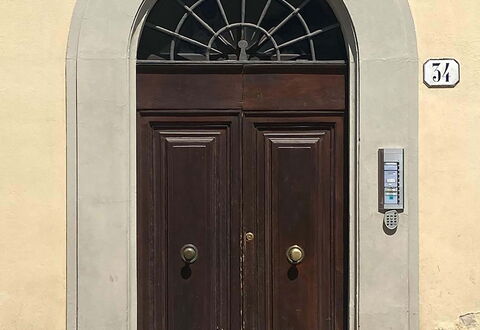 Atelier la Scala: Eigendom, Deur, Hout, Architectuur, Gebouw, Home Deur, Venster, Huis