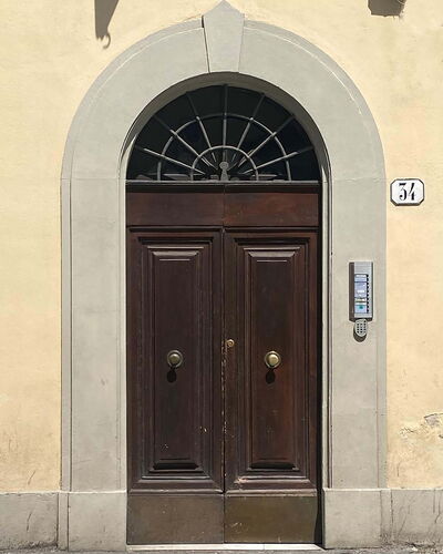 Atelier la Scala: Eigendom, Deur, Hout, Architectuur, Gebouw, Home Deur, Venster, Huis