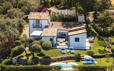 Villa Acquaro, Santa Caterina Dello Ionio, Pool, A: Huis, Woongebied, Struik, Huis, Landgoed, Verblijf, Toevlucht, Boerderij, Villa, Tuin