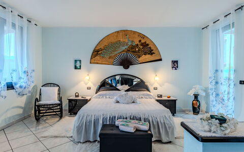 Nonna Grazia: Eigendom, Meubilair, Blauw, Comfort, Azure, Bed Frame, Gebouw, Verlichting, Decoratie, Hout