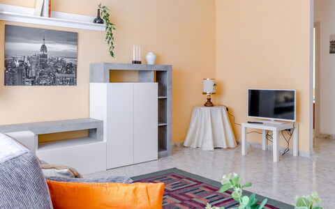 Maison Loreto: Gebouw, Tafel, Eigendom, Meubilair, Interieur Ontwerp, Hout, Comfort, Computer Tafel, Huis, Oranje