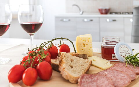 Maison Loreto: Voedsel, Tableware, Ingrediënt, Glaswerk, Bord, Cabinetry, Keuken, Wijnglas