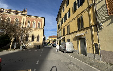 Piazza S. Romano: Venster, Gebouw, Wolk, Auto, Voertuig, Lucht, Weg Oppervlak, Asfalt, Huis, Woongebied