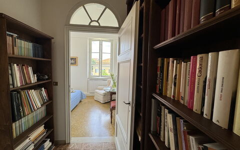 Piazza S. Romano: Boekenkast, Plank, Eigendom, Boek, Publicatie, Stellingen, Hout, Venster, Interieur Ontwerp