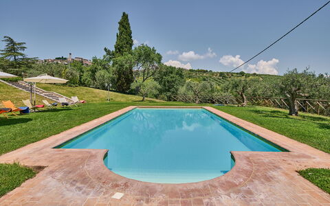 Villa Conte Jacopo: Lucht, Water, Eigendom, Wolk, Zwembad, Azure, Fabriek, Boom, Zwemwater, Schaduw