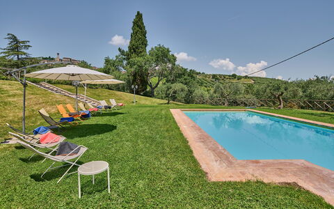 Villa Conte Jacopo: Lucht, Water, Wolk, Zwembad, Boom, Fabriek, Buitenmeubels, Schaduw, Land Lot, Gras