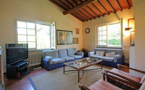 Villa Maddalena: Meubilair, Bankstel, Eigendom, Venster, Interieur Ontwerp, Hout, Architectuur, Tafel, Slaapbank, Kamerplant