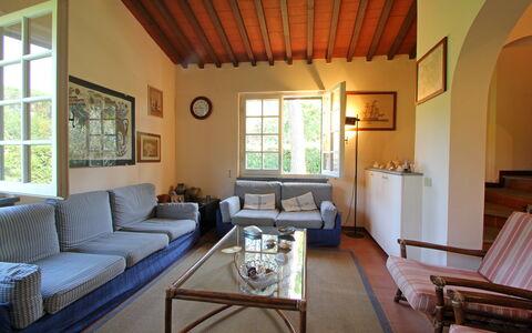 Villa Maddalena: Tafel, Meubilair, Bankstel, Eigendom, Venster, Gebouw, Hout, Interieur Ontwerp, Huis, Architectuur