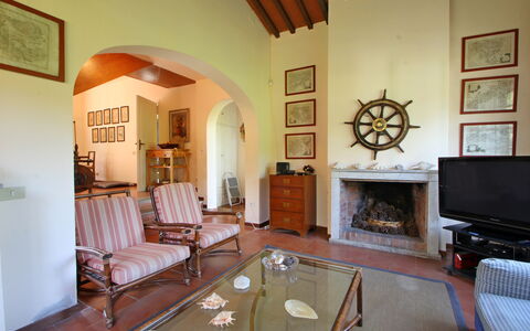 Villa Maddalena: Fotolijst, Meubilair, Bankstel, Eigendom, Hout, Tafel, Architectuur, Stoel, Interieur Ontwerp, Woonkamer