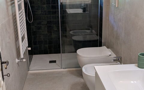 Villa Maddalena: Badkamer, Flooring, Verdieping, Loodgieterswerkinrichting, Interieur Ontwerp, Toilet, Tegel, Wc Bril, Loodgieter, Spiegel