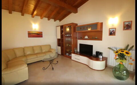 Villa Carducci: Fotolijst, Gebouw, Meubilair, Fabriek, Bankstel, Comfort, Hout, Televisie, Kamerplant, Bloem