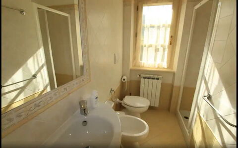 Villa Carducci: Spiegel, Wastafel, Loodgieterswerkinrichting, Kraan, Wastafel In De Badkamer, Venster, Badkamer, Hout, Interieur Ontwerp, Verdieping