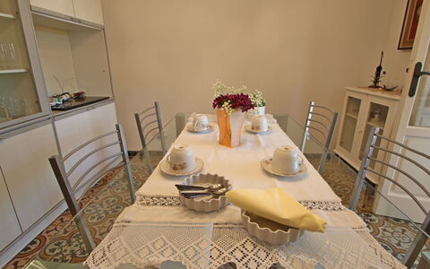 Casa Leonardo: Tableware, Eigendom, Meubilair, Tafel, Dishware, Gebouw, Interieur Ontwerp, Verlichting, Tafelkleed, Hout
