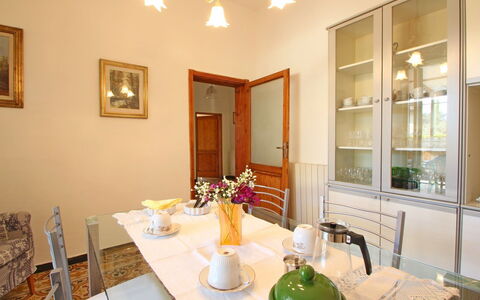 Casa Leonardo: Meubilair, Eigendom, Tafel, Tableware, Fotolijst, Interieur Ontwerp, Verlichting, Hout, Stoel, Deur