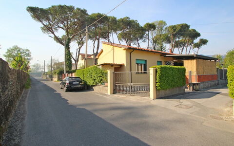 Casa Leonardo: Fabriek, Lucht, Eigendom, Gebouw, Boom, Huis, Weg Oppervlak, Asfalt, Land Lot, Buurt