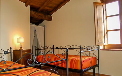 Villa Gelsomino: Meubilair, Gebouw, Eigendom, Venster, Hout, Comfort, Interieur Ontwerp, Bed Frame, Flooring, Verdieping