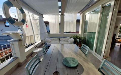 Appartamento Mare Azzurro: Interieur Ontwerp, Verdieping, Hout, Flooring, Tafel, Bankstel, Onroerend Goed, Gebouw, Hardwood, Plafond