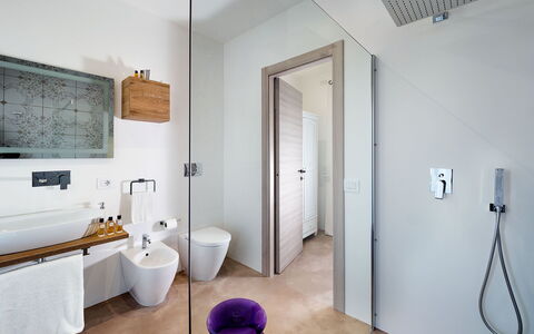 Villa Pachino: Spiegel, Gebouw, Wastafel, Loodgieterswerkinrichting, Kraan, Badkamer, Hout, Verdieping, Flooring