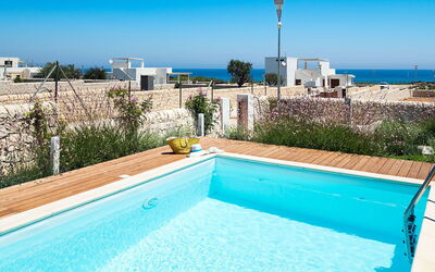 Villa Pachino: Water, Lucht, Gebouw, Eigendom, Fabriek, Blauw, Zwembad, Licht, Azure, Rechthoek