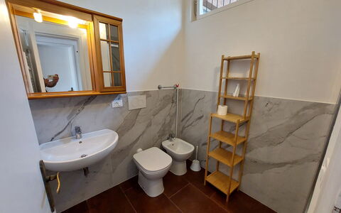 Casa La Pineta: Spiegel, Kraan, Wastafel, Eigendom, Loodgieterswerkinrichting, Wastafel In De Badkamer, Badkamer, Hout, Interieur Ontwerp, Venster