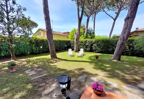 Casa La Pineta: Fabriek, Eigendom, Lucht, Bloempot, Plantkunde, Boom, Gebouw, Wolk, Gras, Arecales