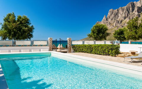 Villa Cornino: Water, Lucht, Fabriek, Dag, Eigendom, Zwembad, Azure, Natuur, Blauw, Boom