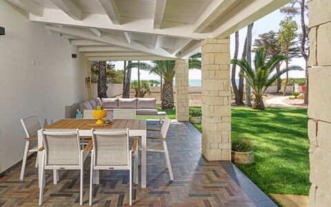 Villa Plemmirio: Meubilair, Tafel, Fabriek, Stoel, Hout, Interieur Ontwerp, Schaduw, Boom, Kamerplant, Verdieping