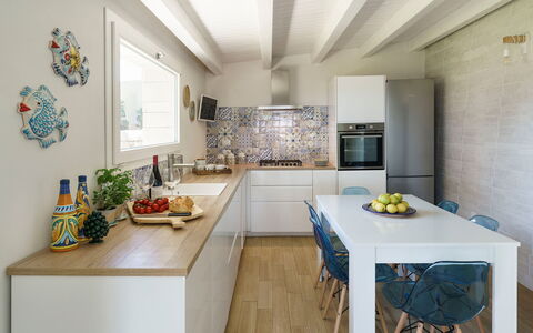 Villa Plemmirio: Meubilair, Keuken, Countertop, Interieur Ontwerp, Flooring, Toestel Van De Keuken, Major Appliance, Hout, Verdieping, Cabinetry