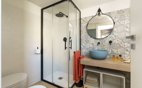 Villa Plemmirio: Badkamer, Loodgieterswerkinrichting, Interieur Ontwerp, Flooring, Verdieping, Toilet, Loodgieter, Wc Bril, Spiegel, Tegel
