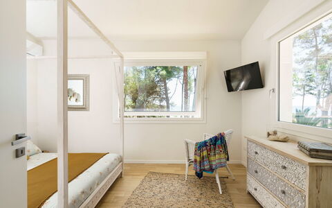 Villa Plemmirio: Interieur Ontwerp, Meubilair, Flooring, Verdieping, Muur, Hout, Plafond, Slaapkamer, Kamer, Bed