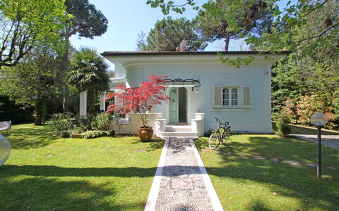 Villa Le Macchie: Fabriek, Lucht, Eigendom, Gebouw, Venster, Boom, Deur, Huis, Land Lot, Gras