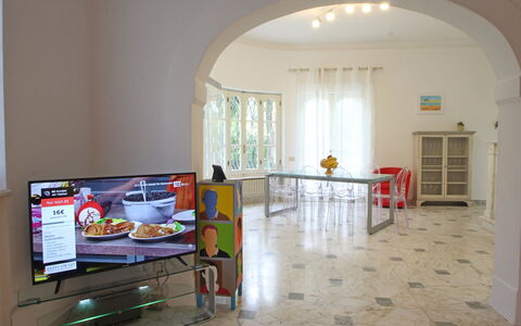Villa Le Macchie: Gebouw, Huis, Venster, Tafel, Hal, Hout, Flooring, Huishoudapparatuur, Kunst, Keuken