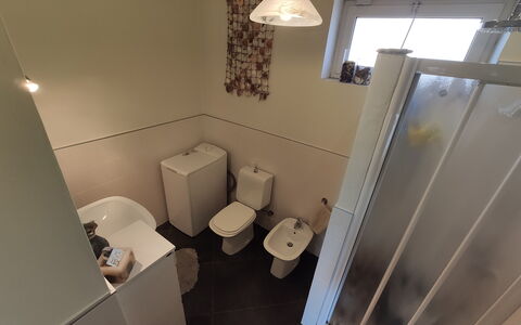 Panorama: Venster, Interieur Ontwerp, Loodgieterswerkinrichting, Flooring, Verdieping, Gebouw, Huis, Toilet, Wastafel In De Badkamer