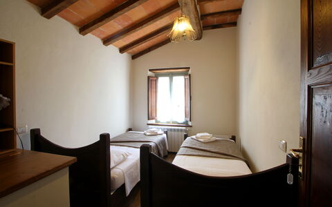 Apuane Retreat: Gebouw, Eigendom, Tafel, Meubilair, Venster, Comfort, Hout, Interieur Ontwerp, Huis, Verdieping