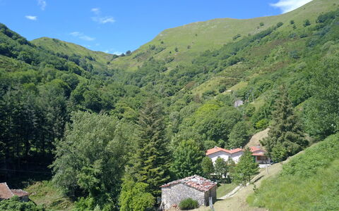 Apuane Retreat: Lucht, Berg, Fabriek, Wolk, Plantengemeenschap, Groen, Natuurlijk Landschap, Boom, Vegetation, Hoogland