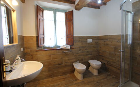 Apuane Retreat: Loodgieterswerkinrichting, Wastafel, Eigendom, Kraan, Badkamer, Hout, Venster, Interieur Ontwerp, Wastafel In De Badkamer