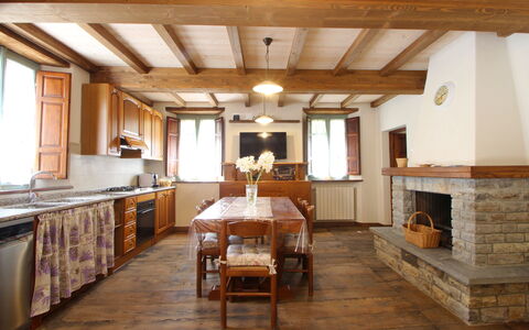 Apuane Retreat: Eigendom, Tafel, Meubilair, Cabinetry, Venster, Hout, Interieur Ontwerp, Flooring, Verdieping, Beits