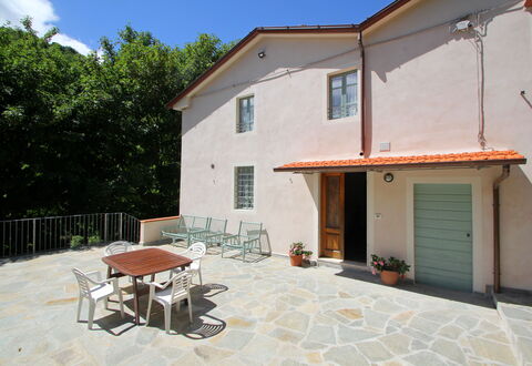 Apuane Retreat: Gebouw, Eigendom, Fabriek, Venster, Tafel, Schaduw, Lucht, Huis, Verblijf, Hout