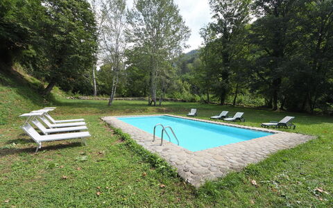 Villa Del Mulino: Water, Fabriek, Zwembad, Schaduw, Boom, Buitenmeubels, Gras, Lucht, Natuurlijk Landschap, Vrije Tijd