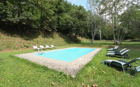 Villa Del Mulino: Fabriek, Schaduw, Land Lot, Lucht, Gras, Groundcover, Zwembad, Vrije Tijd, Buitenmeubels, Boom